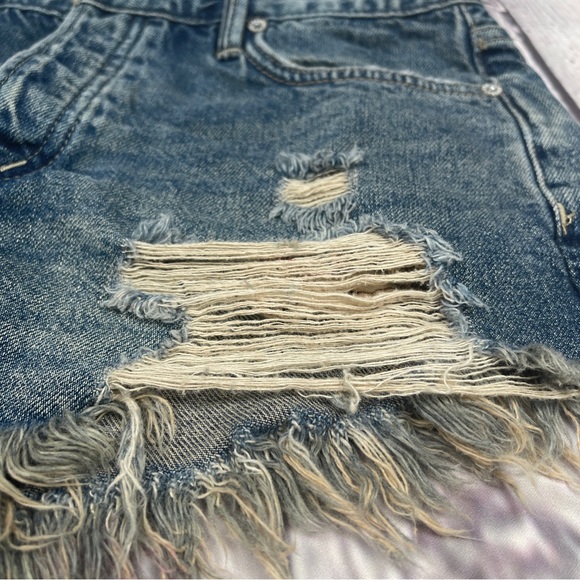 WE THE FREE destructed short blue denim shorts, size 26 - Picture 4 of 12